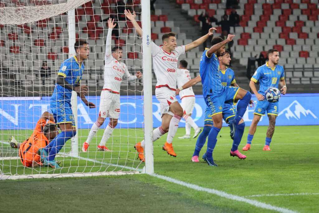 Galleria foto 'Bari-Carrarese, quinto pareggio di fila per i biancorossi: al “San Nicola” finisce 0-0' - foto 1