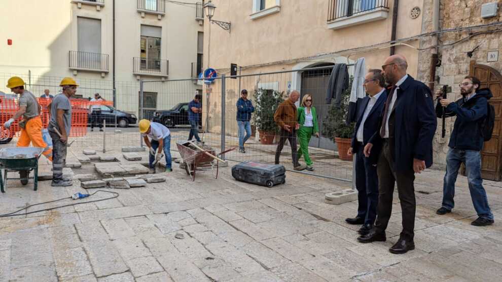 Nuovo look per le strade di Bari Vecchia, iniziati i lavori di ripristino delle basole – FOTO