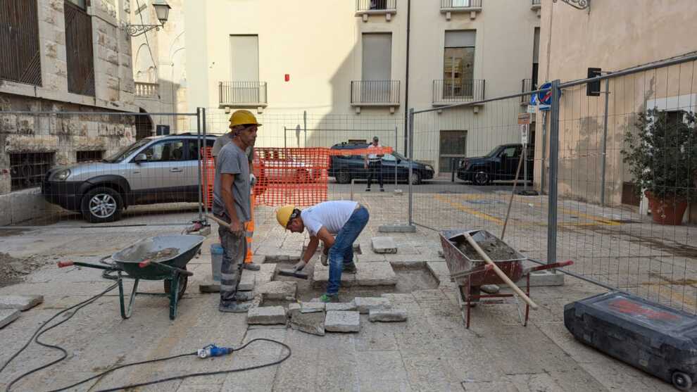 Galleria foto 'Nuovo look per le strade di Bari Vecchia, iniziati i lavori di ripristino delle basole – FOTO' - foto 1