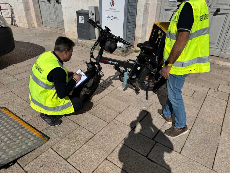 Bari, controlli su monopattini e bici elettriche: multe per oltre 12mila euro