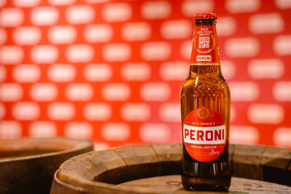 Galleria foto 'Bari celebra i 100 anni della Peroni, Emiliano e Leccese festeggiano con una birra – FOTO' - foto 1
