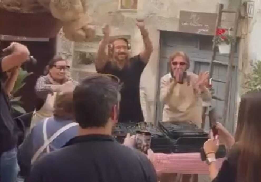 Bob Sinclar suona nell’antico forno di Altamura: «Il miglior club del mondo» – VIDEO