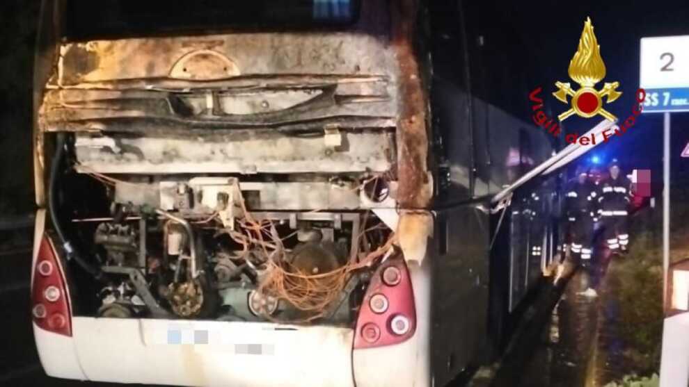 Matera, in fiamme il bus delle giovanili di calcio: salvi 21 giocatori e lo staff