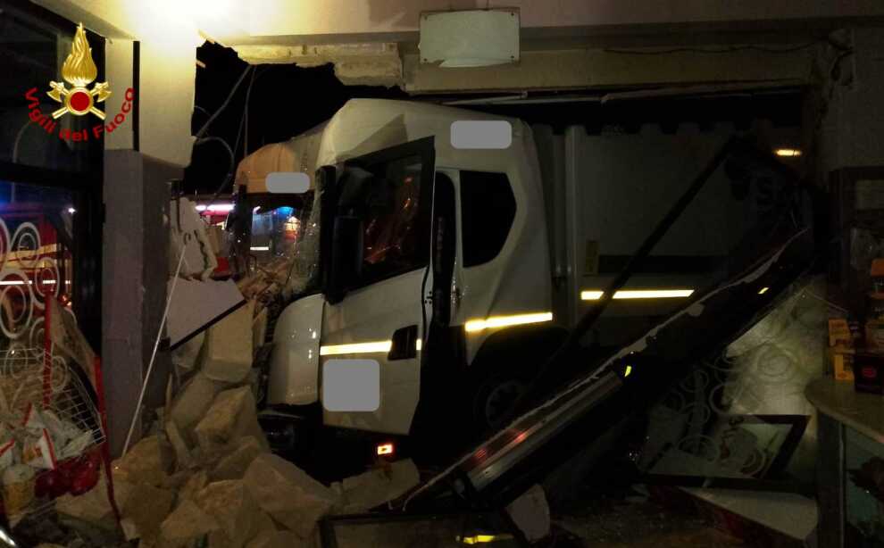 Capurso, tragedia sfiorata all’alba: camion dei rifiuti sbanda e sfonda un bar – VIDEO