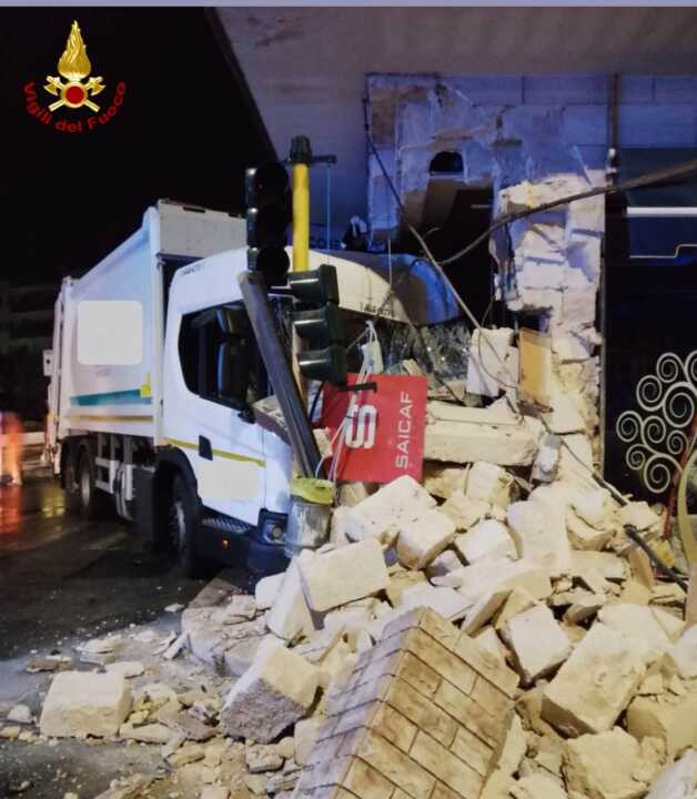Galleria foto 'Capurso, tragedia sfiorata all’alba: camion dei rifiuti sbanda e sfonda un bar – VIDEO' - foto 2