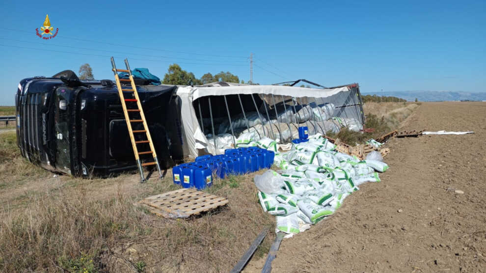 Tir si ribalta nel Foggiano, intervengono i soccorsi ma dell’autista non c’è traccia: indagini in corso