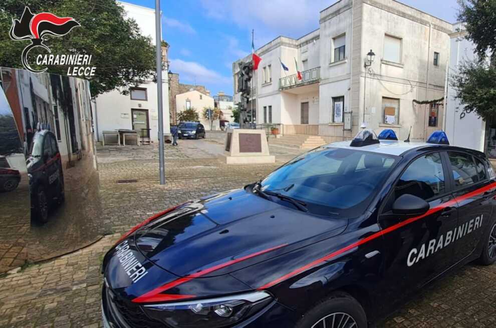 Alliste, chiede soldi per la droga ai genitori e li minaccia con un coltello: arrestato