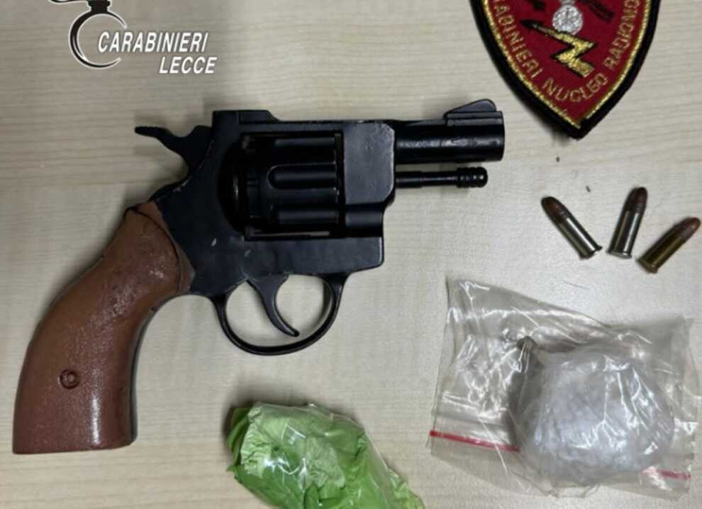 Lecce, tenta la fuga nascondendo la droga in bocca: arrestato 49enne