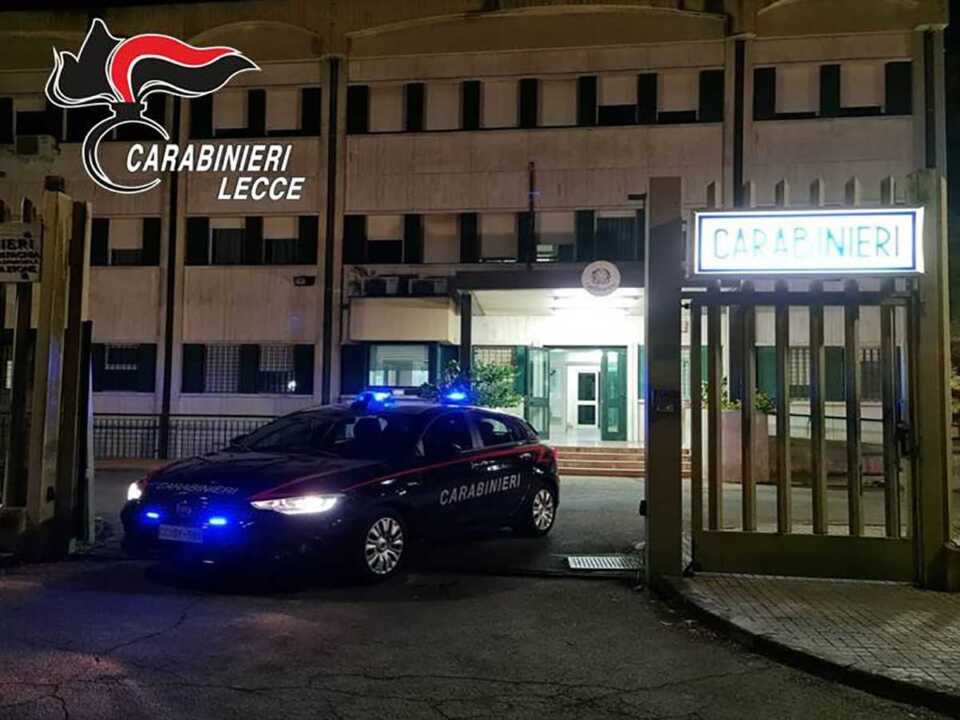 Lecce, nascondono kalashnikov e droga in casa: arrestati due fratelli di 32 e 37 anni