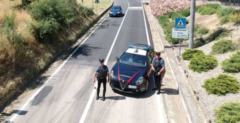 Picchia il padre e danneggia i mobili di casa: arrestato un 27enne a Venosa