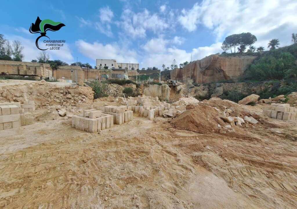 Galleria foto 'Gallipoli, scoperta una cava abusiva con segheria e rifiuti: denunciato il proprietario – FOTO' - foto 4