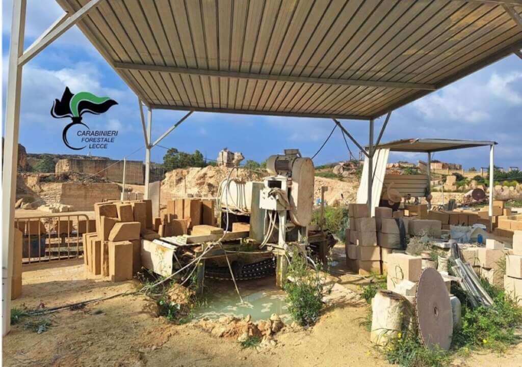 Galleria foto 'Gallipoli, scoperta una cava abusiva con segheria e rifiuti: denunciato il proprietario – FOTO' - foto 3