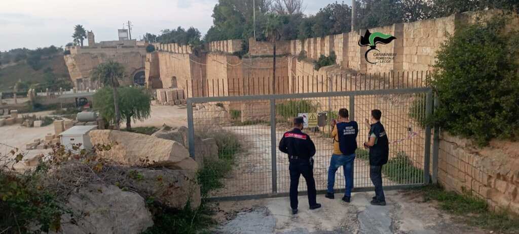 Galleria foto 'Gallipoli, scoperta una cava abusiva con segheria e rifiuti: denunciato il proprietario – FOTO' - foto 1