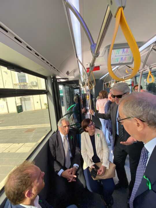 Galleria foto 'Manfredonia, 5 nuovi bus a metano per il trasporto pubblico locale: «Rinnoviamo la flotta»' - foto 1