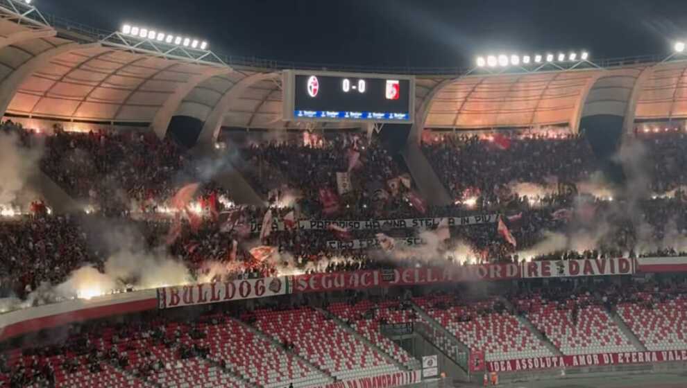 Bari-Catanzaro, lo spettacolo della Curva Nord diventa virale e fa il giro del web – VIDEO