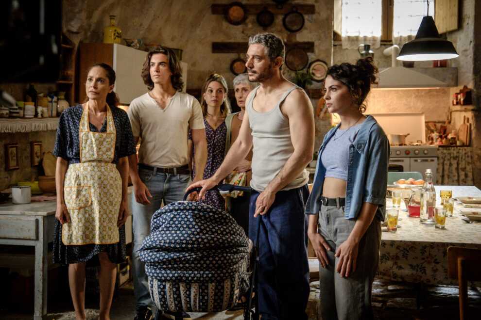 “Storia di una famiglia perbene”, torna la fiction girata nel Barese: domani su canale 5 – FOTO