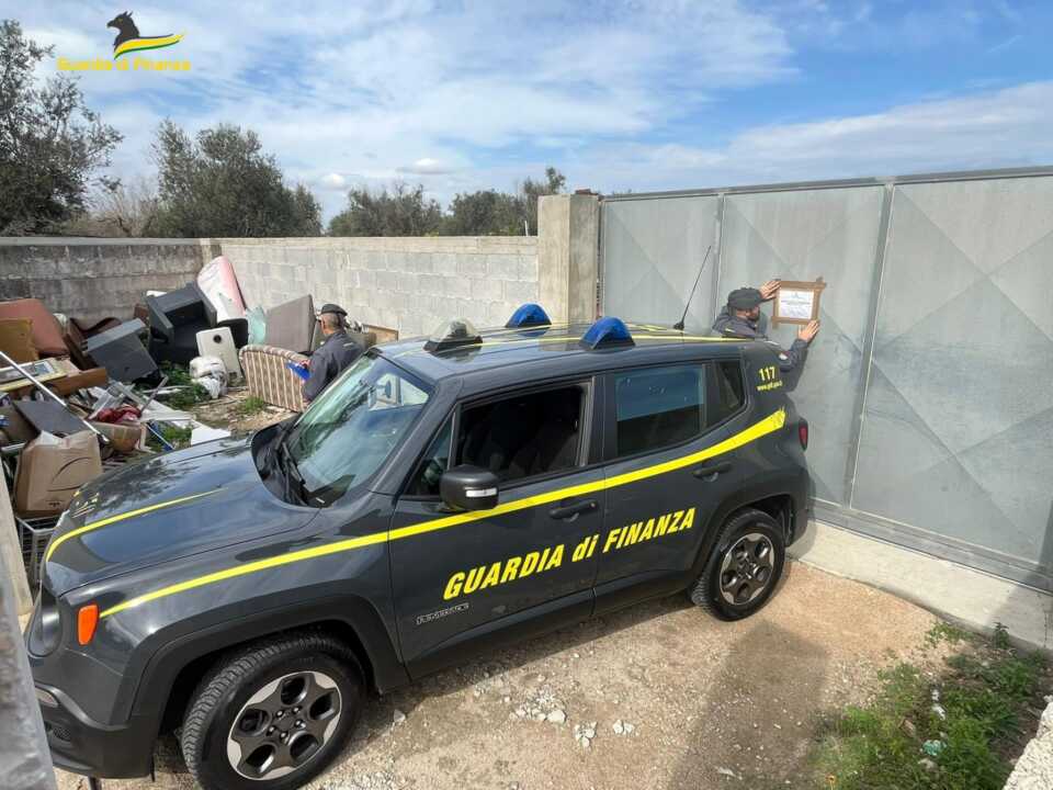 Cutrofiano, scoperta una discarica abusiva: sequestrata l’area, una denuncia