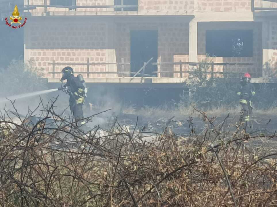 Modugno, in fiamme una discarica abusiva nei pressi delle aziende: intervengono i vigili del fuoco