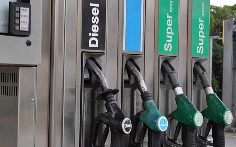Accise sui carburanti, parte la stretta anti-speculazione della Guardia di finanza: raffica di controlli