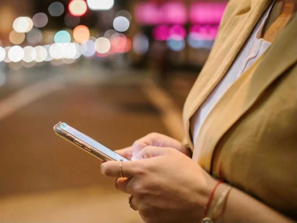 Dalla Bat a Parigi, il racconto di Silvie: «Con OnlyFans aiuto i miei ma non lo sanno»