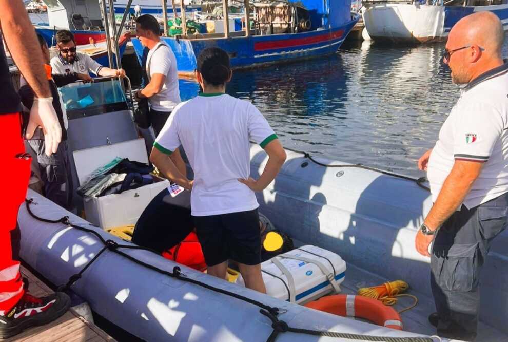Cade in mare tra le barche al molo della Città vecchia di Taranto: una donna salvata da due militari