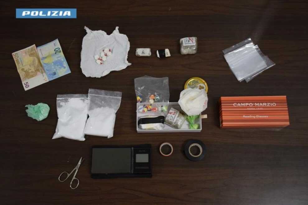 Blitz nel Leccese, pusher colto in flagrante: arrestato 52enne. Denunciato l’acquirente