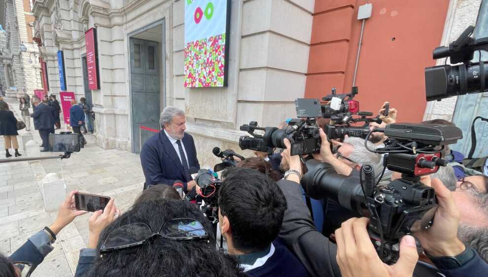 Festival delle Regioni, Emiliano attacca Meloni: «Evita di parlare della Manovra»