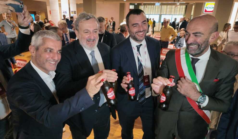 Bari celebra i 100 anni della Peroni, Emiliano e Leccese festeggiano con una birra – FOTO