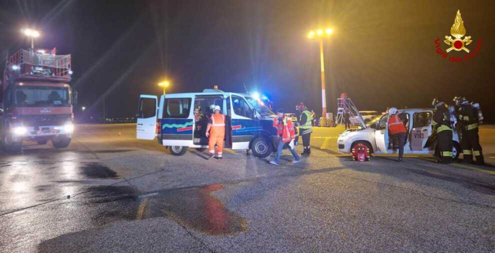 Bari, simulato un incidente in Aeroporto: scattano i soccorsi. L’esercitazione dei vigili del fuoco