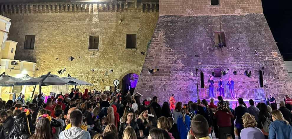 Pulsano, tornano i fantasmi al castello: sfilata con i carri per Halloween