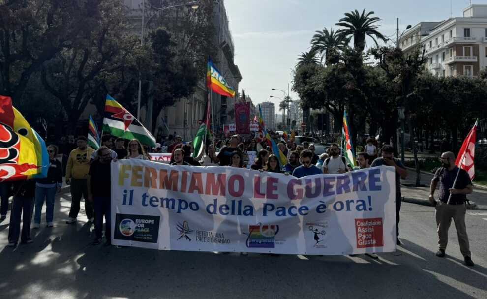 Bari in piazza per la pace: il corteo per chiedere lo stop alle guerre. Fischi contro il Governo