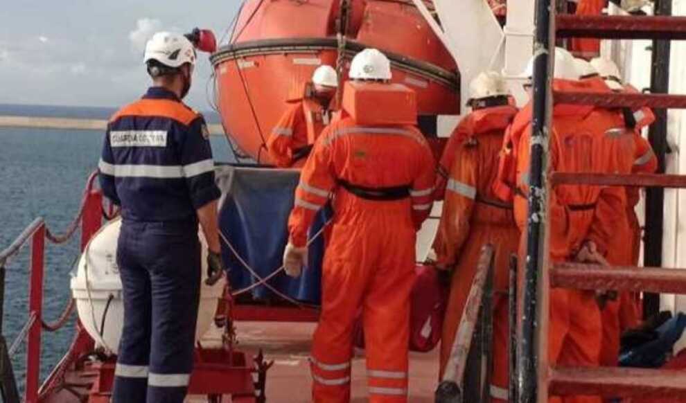 Poca sicurezza a bordo, nave mercantile che trasporta carbone fermata nel porto di Taranto