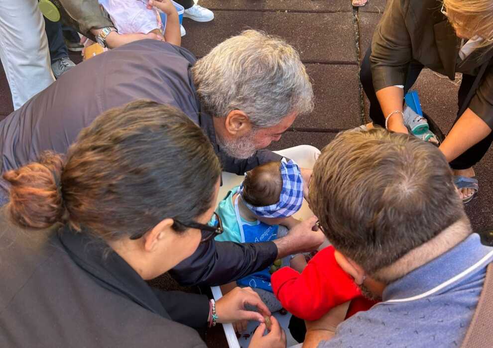 È la festa dei nonni, colonna portante delle famiglie: a Bari con i nipotini a “pigiare” l’uva