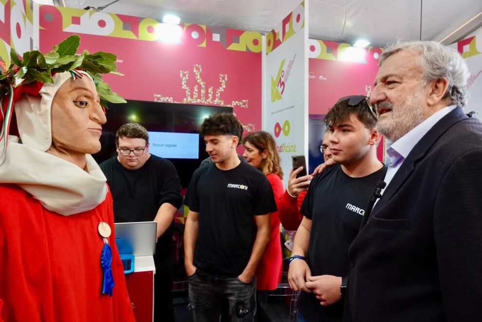 Da Dante all’intelligenza artificiale: il “tour” di Emiliano nel Villaggio delle Regioni – VIDEO