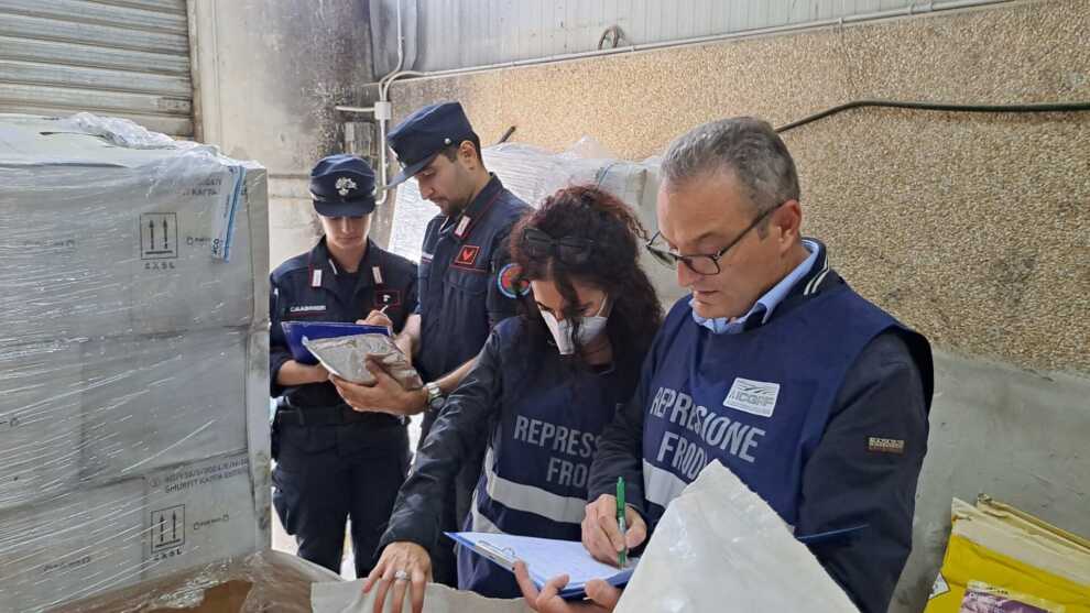 Galleria foto 'Fitofarmaci illegali in vendita in due aziende di Orta Nova e Manduria: sequestro da 530mila euro' - foto 1