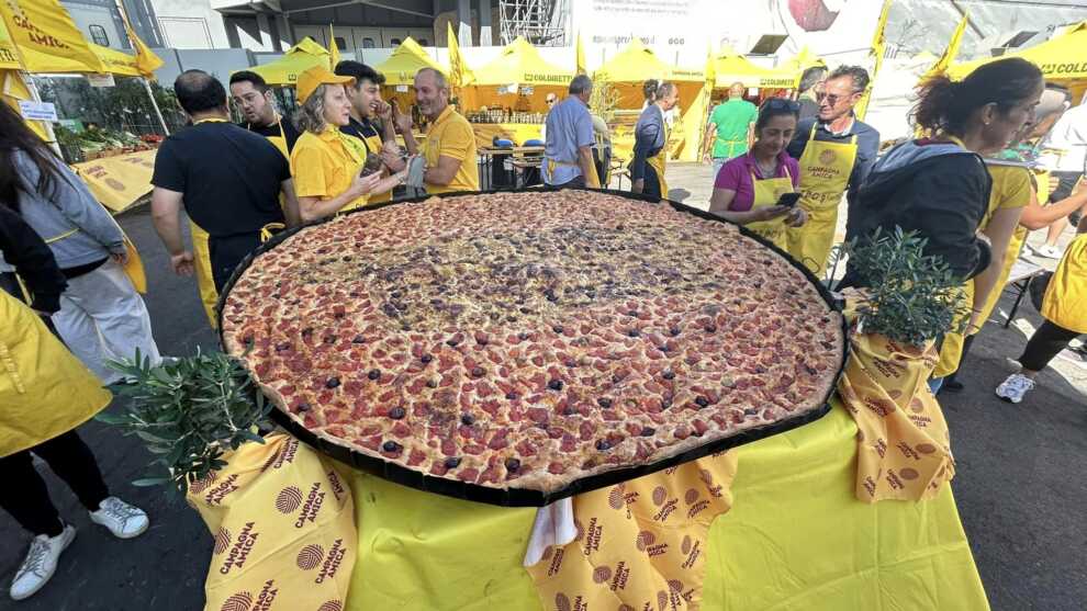 Fiera del Levante, ecco la focaccia barese da Guinness: due metri di diametro per 40 chili – VIDEO
