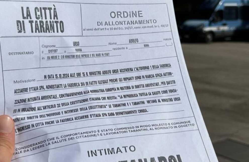 Ex Ilva, sit-in dei cittadini davanti allo stabilimento di Taranto: «Foglio di via al ministro Urso»