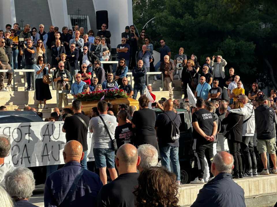 Taranto, l’ultimo saluto a Massimo Battista: l’arrivo in chiesa sulle note di “Sogna, ragazzo, sogna” – VIDEO