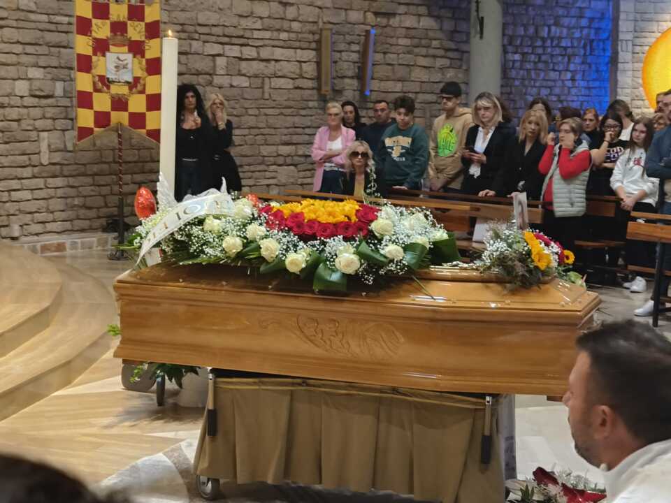 San Severo, chiesa gremita per l’ultimo saluto a Celeste Palmieri. La figlia: «Ora non avrai più paura»