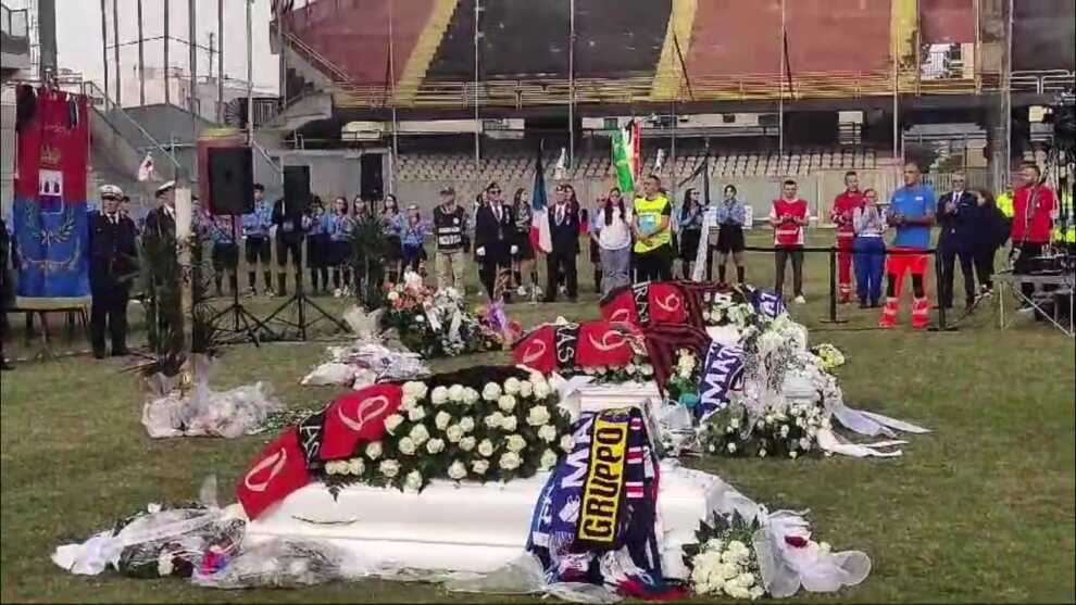 Foggia, l’ultimo saluto a Gaetano, Samuel e Michele: cori e applausi allo stadio Zaccheria – VIDEO