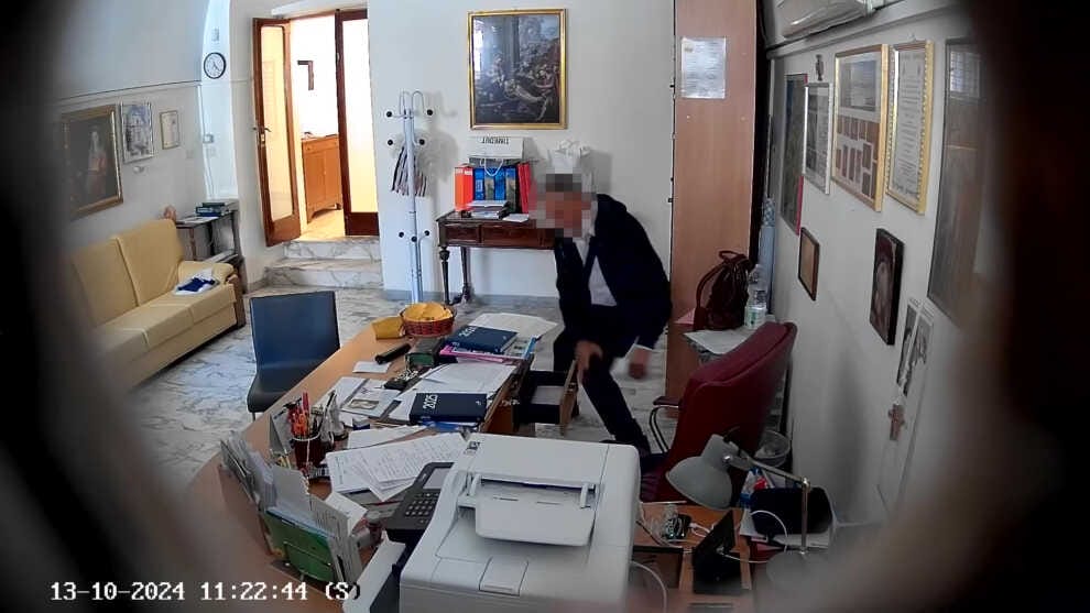 Ruba 900 euro nella sagrestia della chiesa a Ruvo: denunciato un 55enne