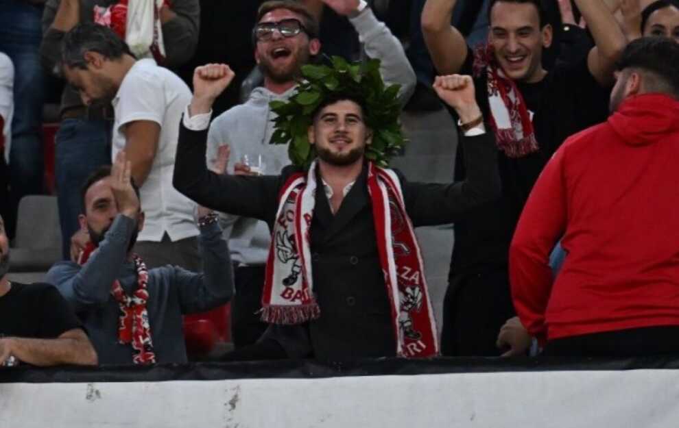 Bari, si laurea in Marketing e festeggia in Curva Nord: l’incredibile storia di Gianluca