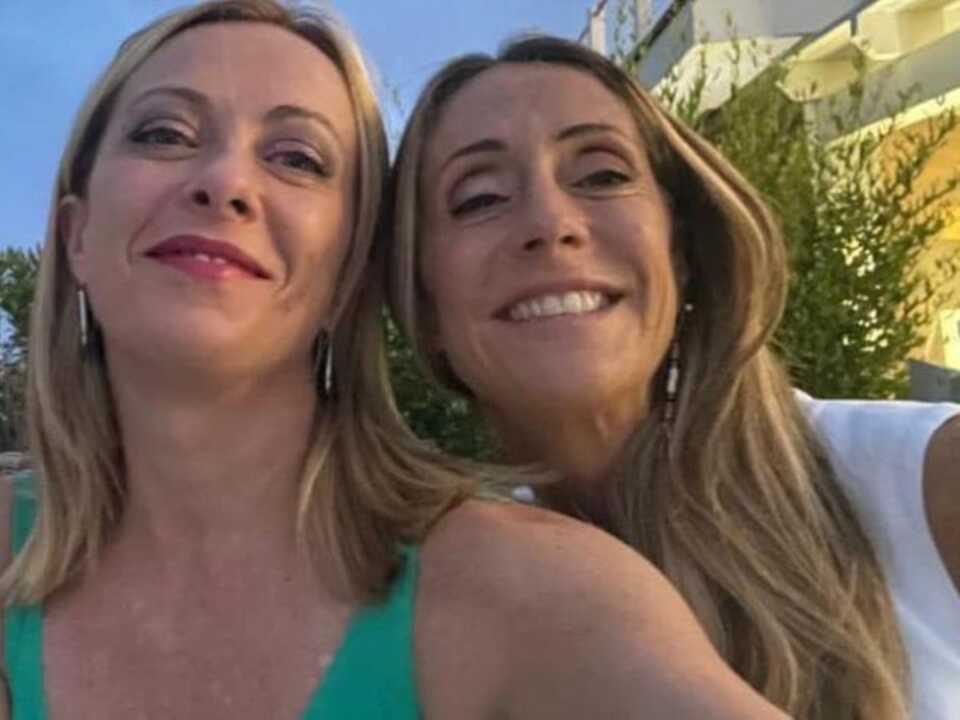 Spiata da un funzionario di banca nel Barese, Meloni: «Il nostro dossieraggio quotidiano»