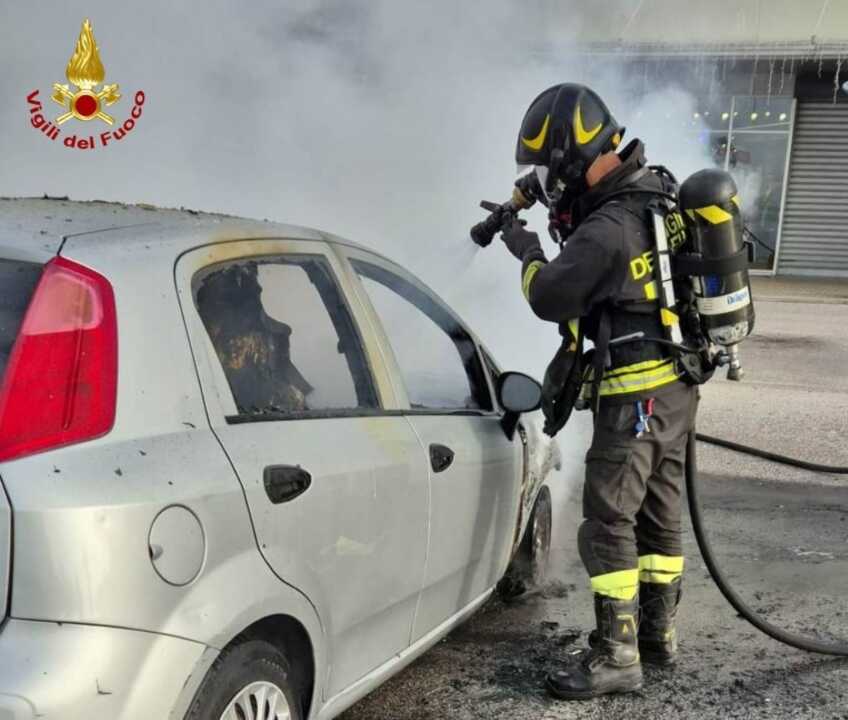 Bari, in fiamme l’auto del dipendente di un centro commerciale: intervengono i vigili del fuoco