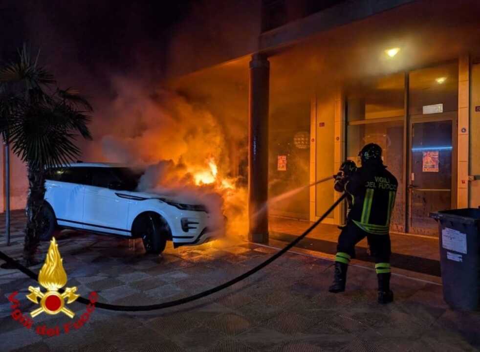 Auto in fiamme nella notte a Brindisi: intervengono i vigili del fuoco