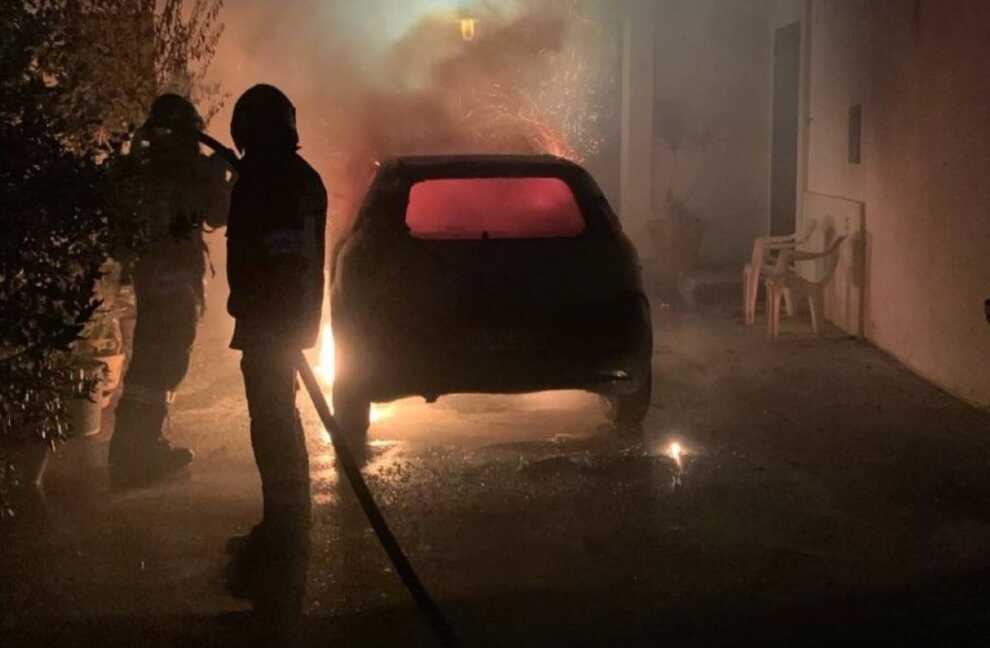 Auto in fiamme nel Salento: due mezzi distrutti nella notte a Caprarica e Supersano
