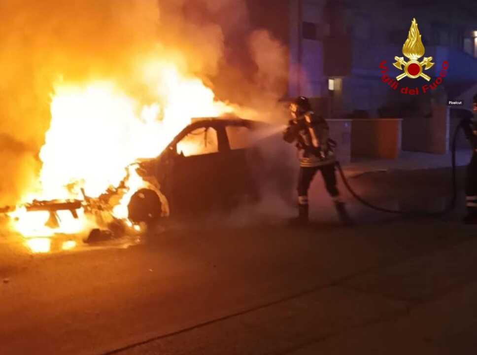 Incendio nella notte a Lecce: distrutta un’auto, indagano i carabinieri