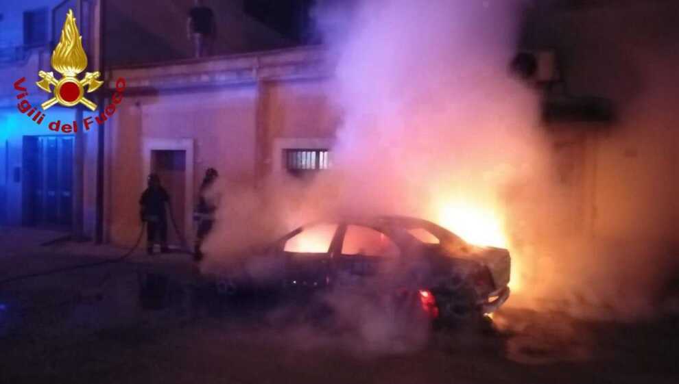 Galleria foto 'Incendi nel Salento: 50 galline morte in un rogo a Lecce, a Ugento a fuoco l’auto di un ex consigliere' - foto 1