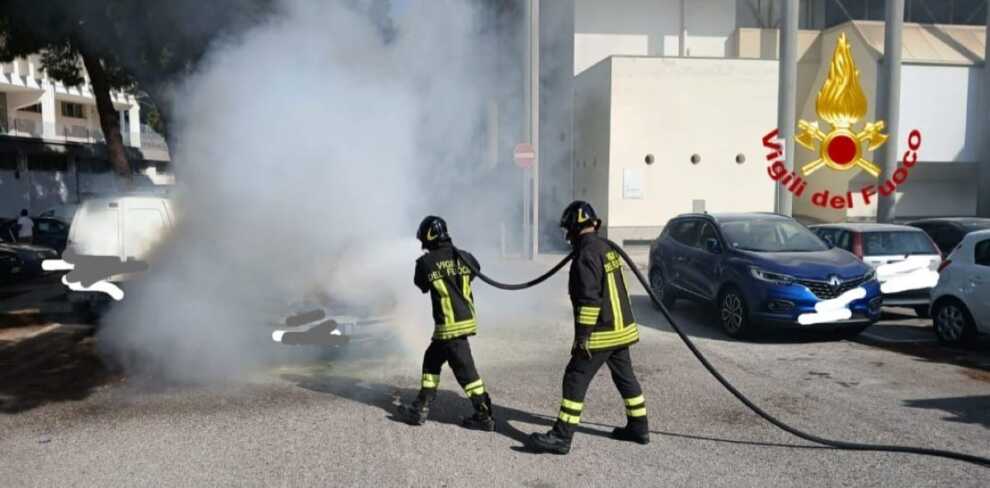 Paura a Brindisi: auto in fiamme nel parcheggio di una scuola, intervengono i vigili del fuoco