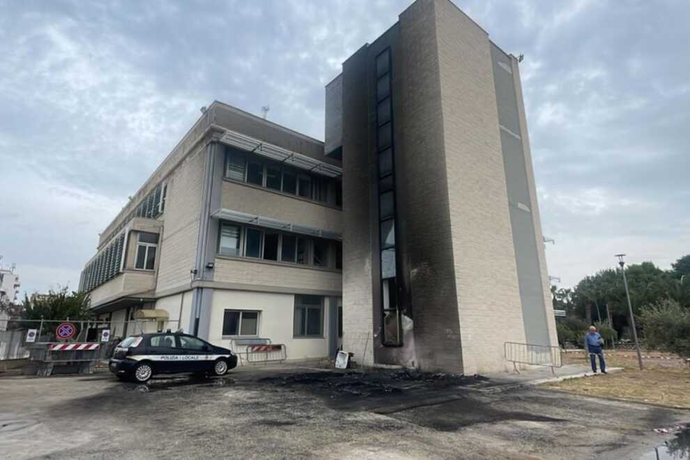 Incendio a Margherita di Savoia, in fiamme due auto della polizia locale